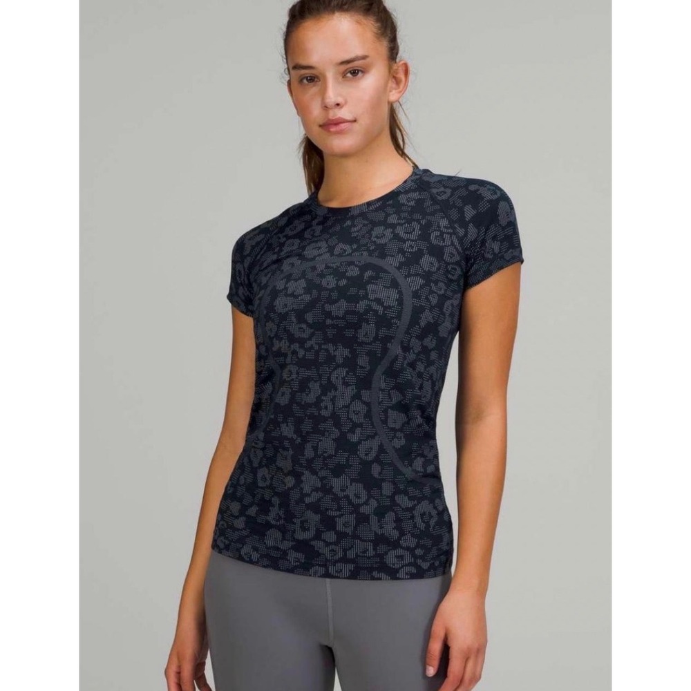 Lululemon Swiftly Tech Shirt 2.0
Dappled Floral True Navy / Ocean Air Size 12